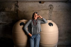 Véronique Ançay devant 2 amphores de vin coeur de vigne fully